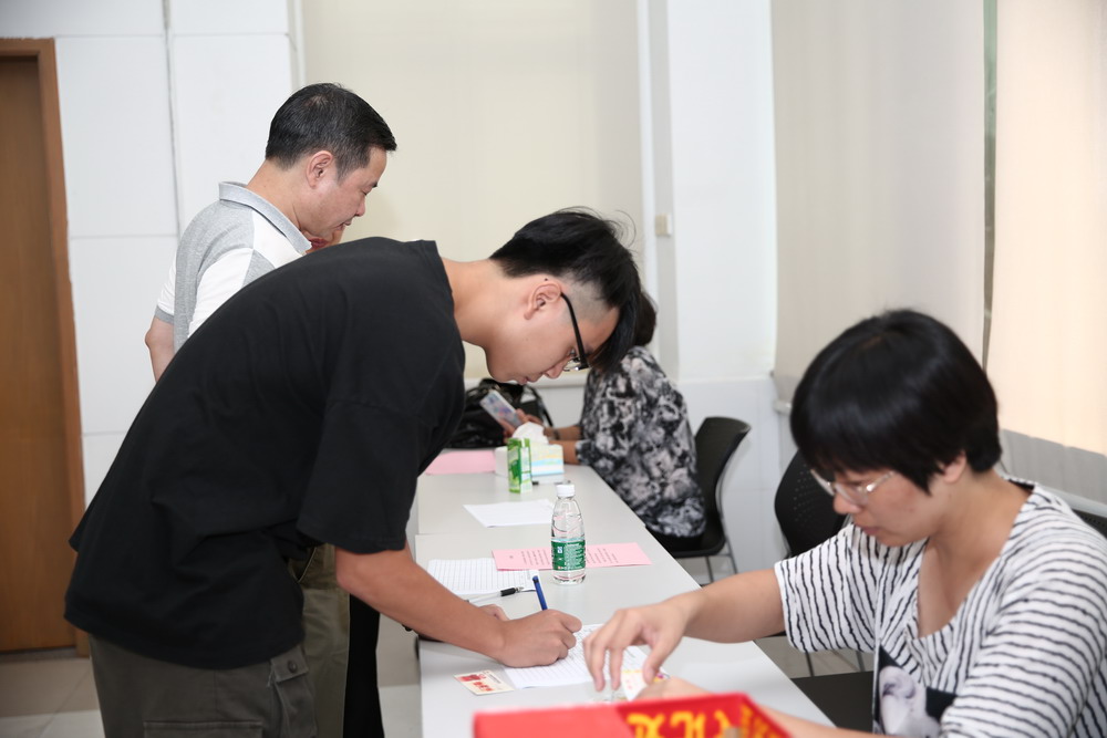 2018年港澳台联考招生说明会场面火爆，家长闻讯而来，络绎不绝