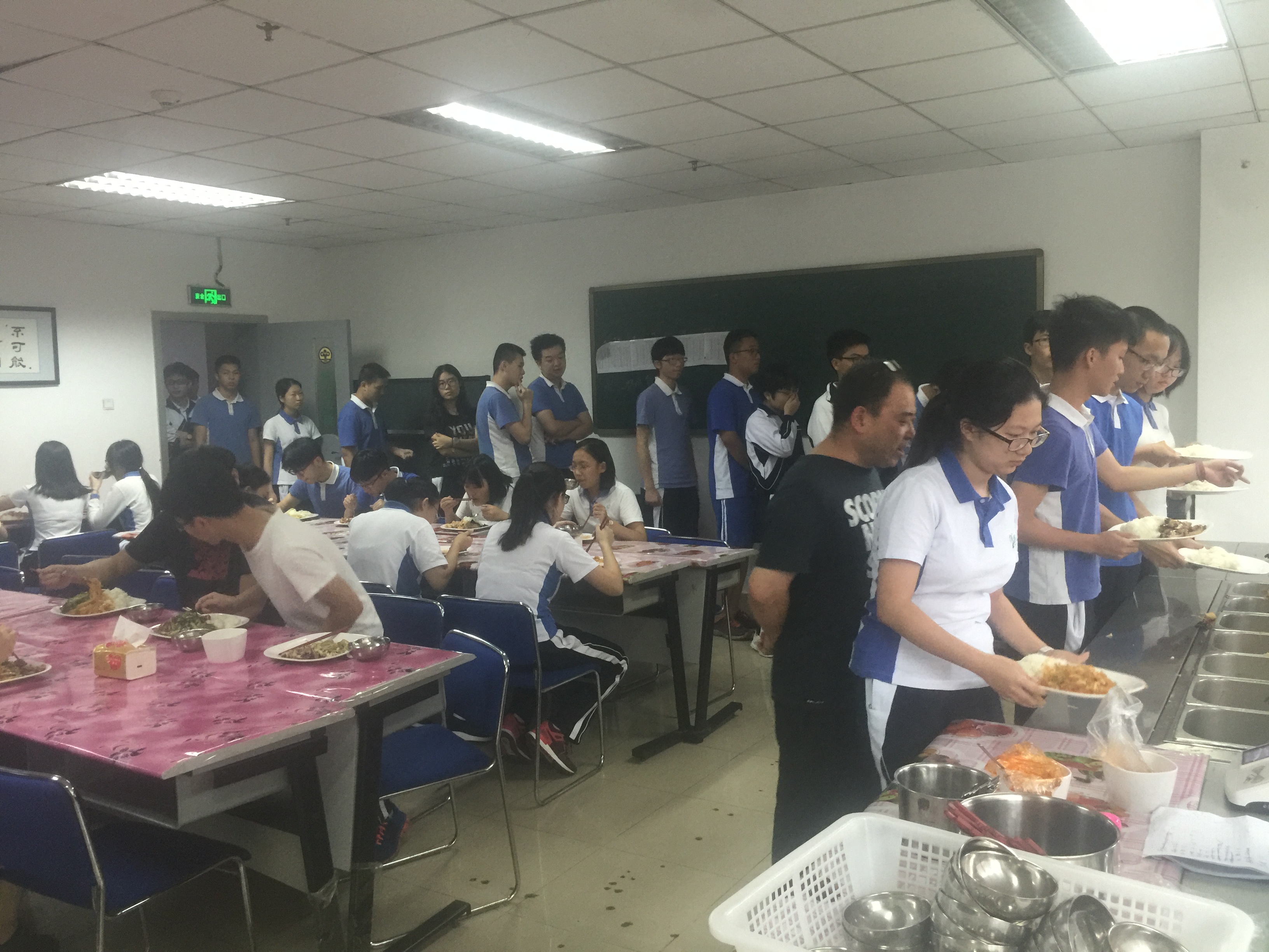 学生用餐，自行排队，井井有条！